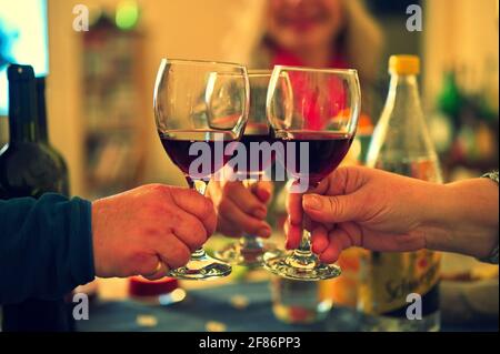 Gruppe von Freunden, die mit Rotwein toasten Stockfoto