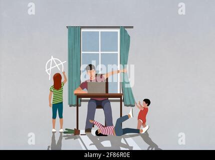 Kinder, die den Vater ablenken, der von zu Hause aus arbeitet Stockfoto