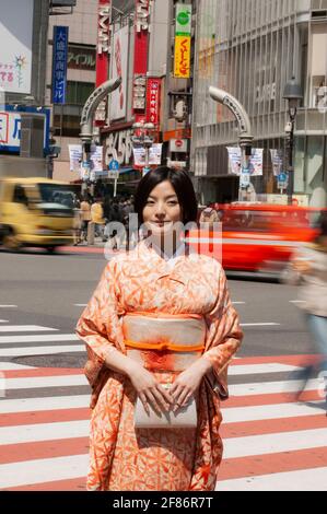 Porträt schöne junge Frau in Kimono auf einer belebten Straße in Izu, Japan Stockfoto