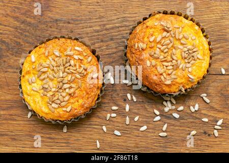 Nahaufnahme von gesäten Muffins auf der Holzoberfläche Stockfoto