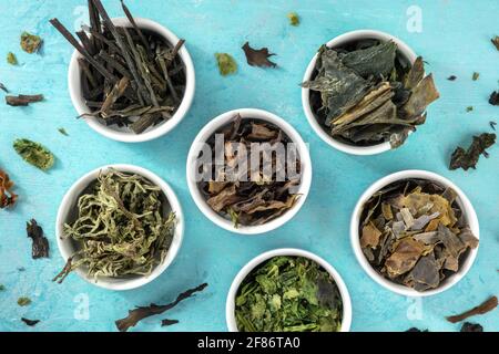 Meeresgemüse, von oben auf blauem Hintergrund geschossen Stockfoto