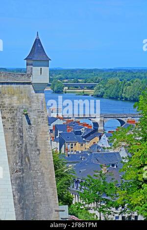 Saumur, Indre-et-Loire, Frankreich, 2. juni 2019 : Luftaufnahme der Altstadt und der Loire Stockfoto