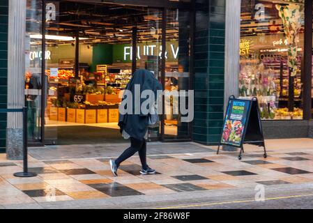 London, Großbritannien. April 2021. Langsamer Beginn der Lockerung der Sperrbeschränkungen an Clapham Junction, Battersea, wenn es regnet. Kredit: JOHNNY ARMSTEAD/Alamy Live Nachrichten Stockfoto