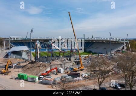 Karlsruhe, Deutschland. September 2017. Blick mit der Drohne auf die Baustelle des Wildpark Stadions. Sie können das Versustribuene und die Haupttribüne sehen, die derzeit abgebaut wird. GES./Fussball/Bauarbeiten Wildparkstadion Karlsruhe, 9. April 2021 Fußball: 2. Deutsche Liga: Luftaufnahme auf dem KSC-Wildparkstadion im Bau, 09. April 2021 Quelle: dpa/Alamy Live News Stockfoto