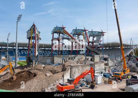 Karlsruhe, Deutschland. September 2017. Blick mit der Drohne auf die Baustelle des Wildpark Stadions. Sie können das Versustribuene und die Haupttribüne sehen, die derzeit abgebaut wird. GES./Fussball/Bauarbeiten Wildparkstadion Karlsruhe, 9. April 2021 Fußball: 2. Deutsche Liga: Luftaufnahme auf dem KSC-Wildparkstadion im Bau, 09. April 2021 Quelle: dpa/Alamy Live News Stockfoto