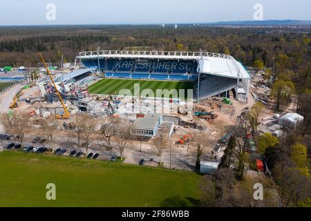 Karlsruhe, Deutschland. September 2017. Blick mit der Drohne auf die Baustelle des Wildpark Stadions. Sie können das Versustribuene und die Haupttribüne sehen, die derzeit abgebaut wird. GES./Fussball/Bauarbeiten Wildparkstadion Karlsruhe, 9. April 2021 Fußball: 2. Deutsche Liga: Luftaufnahme auf dem KSC-Wildparkstadion im Bau, 09. April 2021 Quelle: dpa/Alamy Live News Stockfoto