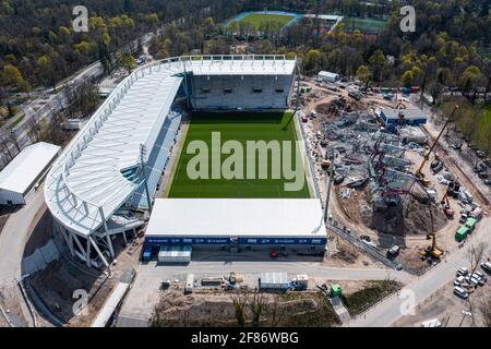 Karlsruhe, Deutschland. September 2017. Blick mit der Drohne auf die Baustelle des Wildpark Stadions. Sie können das Versustribuene und die Haupttribüne sehen, die derzeit abgebaut wird. GES./Fussball/Bauarbeiten Wildparkstadion Karlsruhe, 9. April 2021 Fußball: 2. Deutsche Liga: Luftaufnahme auf dem KSC-Wildparkstadion im Bau, 09. April 2021 Quelle: dpa/Alamy Live News Stockfoto