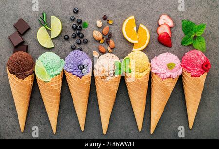 Flach Eistüten Sammlung auf dunklem Stein Hintergrund. Leere knusprige Eiswaffel mit Kopie Raum für Süßigkeiten Menü Design. Stockfoto