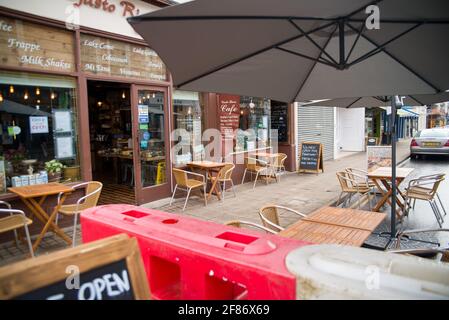 Leamington Spa, Warwickshire, Großbritannien. April 2021. Das Gusto Rico Café ist heute Morgen für Gäste im Freien bereit und brüllt. Das Wetter ist frostig und kühl. Kredit: Ryan Underwood/Alamy Live Nachrichten Stockfoto
