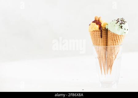 Eis mit Vanille, Schokolade und Erdbeere Stockfoto