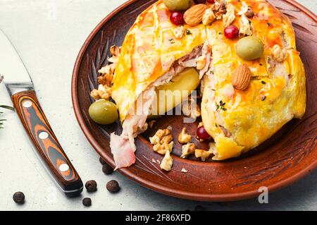 Köstlicher Camembert-Käse in Teig und Speck gebacken Stockfoto