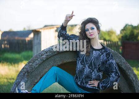 Ein lustiges Mädchen im Stil der neunziger Jahre. Stockfoto