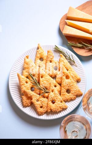 Parmesan pikante Plätzchen mit Rosmarin. Salzige Käsekekse. Gesunder Snack. Hintergrundbild. Draufsicht, Kopierplatz, flach liegend. Stockfoto