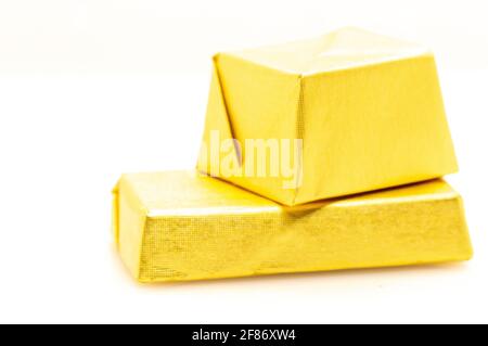 Schokoladen-Bonbons in Form von Goldbarren aus Edelmetallen aus der Nähe. Stockfoto