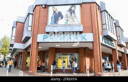 12. April 2021, Swansea, Wales, Großbritannien. Einkäufer in Swansea stehen Schlange, um in Primark einzusteigen, da die Sperrbeschränkungen in Wales gelockert werden und nicht unbedingt erforderliche Geschäfte in Wales eröffnet werden. Stockfoto