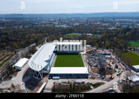 Karlsruhe, Deutschland. September 2017. Blick mit der Drohne auf die Baustelle des Wildpark Stadions. Sie können das Versustribuene und die Haupttribüne sehen, die derzeit abgebaut wird. GES./Fussball/Bauarbeiten Wildparkstadion Karlsruhe, 9. April 2021 Fußball: 2. Deutsche Liga: Luftaufnahme auf dem KSC-Wildparkstadion im Bau, 09. April 2021 Quelle: dpa/Alamy Live News Stockfoto