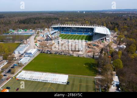 Karlsruhe, Deutschland. September 2017. Blick mit der Drohne auf die Baustelle des Wildpark Stadions. Sie sehen das Versustribuene und die Haupttribüne, die derzeit abgebaut wird, sowie die Trainingsflächen auf dem Wildpark. GES./Fussball/Bauarbeiten Wildparkstadion Karlsruhe, 9. April 2021 Fußball: 2. Deutsche Liga: Luftaufnahme auf dem KSC-Wildparkstadion im Bau, 09. April 2021 Quelle: dpa/Alamy Live News Stockfoto