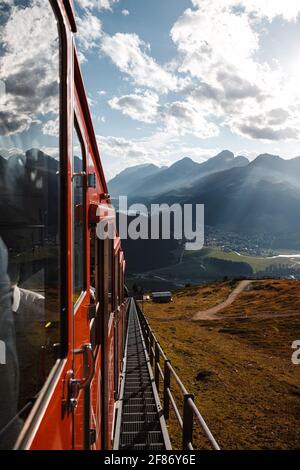 Blick aus der Standseilbahn auf Muottas Muragl in versank Moritz in den frühen Abendstunden am klaren Sommertag (St. Moritz, Schweiz) Stockfoto