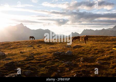 Orangefarbener Sonnenuntergang über der malerischen Stadt Sankt Moritz vom Gipfel des Muottas Muragl während eines lauwarmen Sommertages (St.. Moritz, Schweiz) Stockfoto