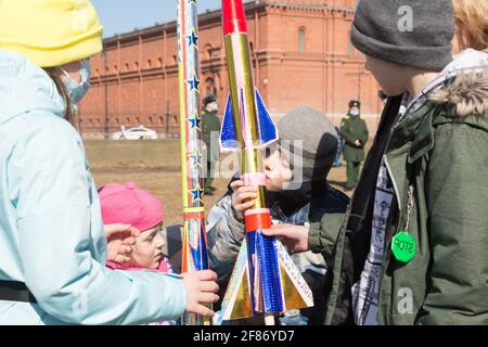 St. Petersburg, Russland. April 2021. Ein Raketenfan küsst ein Raketenmodell zum Gedenken an den 60. Jahrestag des ersten menschlichen Weltraumflugs in St. Petersburg, Russland, am 11. April 2021. Quelle: Irina Motina/Xinhua/Alamy Live News Stockfoto