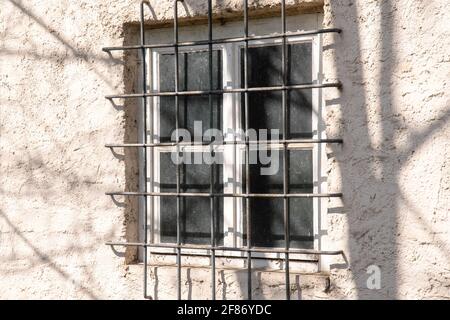 Verbarrtes Fenster an einer Hauswand Stockfoto
