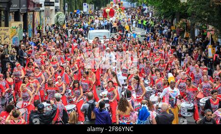 Batala Brazilian Band Steel Drummers, Notting Hill Carnival Parade Performer, London, Großbritannien Stockfoto