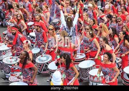 Batala Brazilian Band Steel Drummers, Notting Hill Carnival Parade Performer, London, Großbritannien Stockfoto