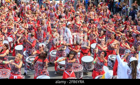 Batala Brazilian Band Steel Drummers, Notting Hill Carnival Parade Performer, London, Großbritannien Stockfoto