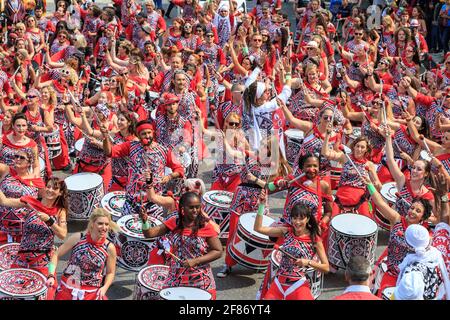 Batala Brazilian Band Steel Drummers, Notting Hill Carnival Parade Performer, London, Großbritannien Stockfoto