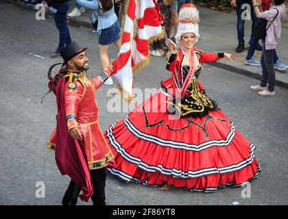 Paraiso School of Samba Dancing Performer bei Notting Hill Carnival Parade, London, Großbritannien Stockfoto