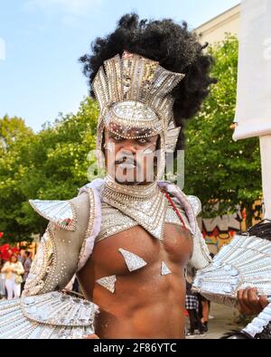 Paraiso School of Samba Dancing Performer bei Notting Hill Carnival Parade, London, Großbritannien Stockfoto