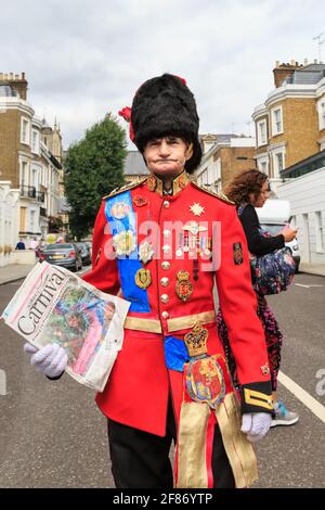 Ein Mann in britischem Militärkostüm, ähnlich dem des Duke of Edinburgh, mit Bärenhauthut, Notting Hill Carnival, London, Großbritannien Stockfoto