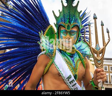 Teilnehmer und Performer in farbenfrohen karibischen Kostümen beim Notting Hill Karneval Straßenfest und Parade, London, Großbritannien Stockfoto