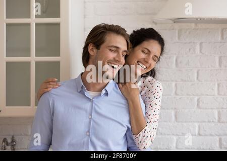 Nahaufnahme überglücklich Ehemann Piggy Unterstützung Frau, Spaß haben Stockfoto