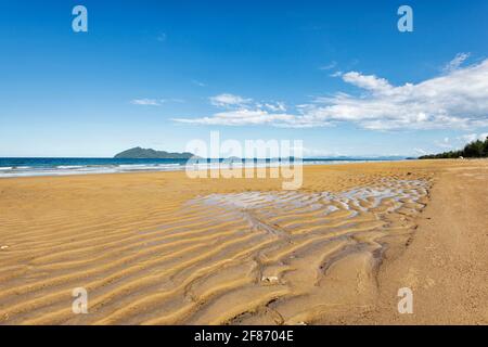 Wellen im Sand am Strand von Wongaling, Mission Beach, Queensland, QLD, Australien Stockfoto