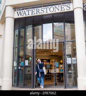 Leamington, Großbritannien. April 2021. Eine Frau geht von einem jetzt geöffneten Waterstones Buchladen aus. Kredit: Ryan Underwood/Alamy Live Nachrichten Stockfoto