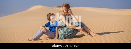 Mutter und Sohn in der Wüste. Reisen mit Kindern Konzept. Tourismus öffnet nach Quarantäne COVID 19 BANNER, LANGFORMAT Stockfoto