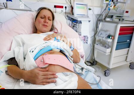 Schwanger Frau mit schmerzhaftem Ausdruck in der Wehen Stockfoto