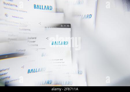 Mailand, Italien - 10. APRIL 2021: Ballard Power Systems-Logo auf dem Laptop-Bildschirm durch ein optisches Prisma gesehen. Illustratives redaktionelles Bild von Ballard Po Stockfoto