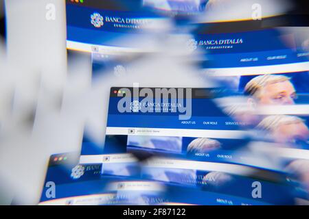 Mailand, Italien - 10. APRIL 2021: Logo der Bank of Italy auf dem Laptop-Bildschirm, das durch ein optisches Prisma gesehen wird. Illustratives redaktionelles Bild von den Websites der Bank of Italy Stockfoto