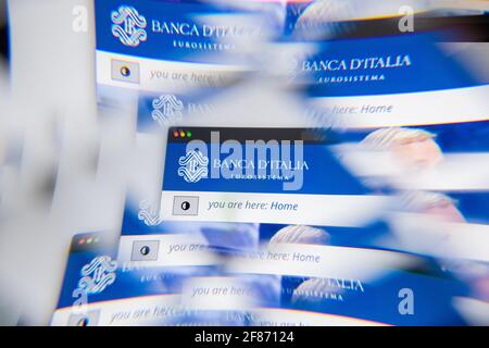 Mailand, Italien - 10. APRIL 2021: Logo der Bank of Italy auf dem Laptop-Bildschirm, das durch ein optisches Prisma gesehen wird. Illustratives redaktionelles Bild von den Websites der Bank of Italy Stockfoto