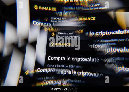 Mailand, Italien - 10. APRIL 2021: Das Münzlogo von Binance für Kryptowährungen auf dem Laptop-Bildschirm wird durch ein optisches Prisma gesehen. Illustratives redaktionelles Bild von Bina Stockfoto