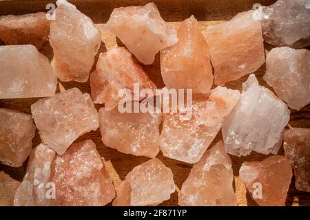 Nahaufnahme von Kristallen von rosa himaayan Solt. Natürlicher Hintergrund von Steinen. Stockfoto