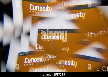 Mailand, Italien - 10. APRIL 2021: CuriosityStream-Logo auf Laptop-Bildschirm durch ein optisches Prisma gesehen. Illustratives redaktionelles Bild von CuriosityStream Stockfoto