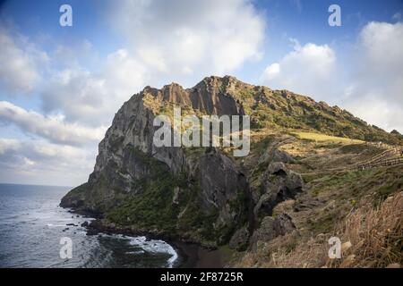 Panoramablick auf den Sunrise Peak auf der Insel Jeju, Südkorea Stockfoto