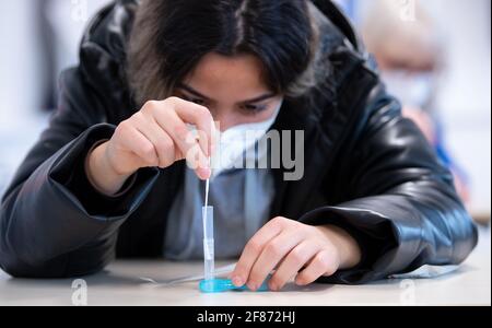 München, Deutschland. April 2021. Ein Schüler der städtischen Berufsschule für Zahnarzthelfer führt einen Corona-Schnelltest durch. Für die Teilnahme an bayerischen Schulen in Klassenzimmern ist ab 12.04.2021 ein Corona-Test verpflichtend. Quelle: Sven Hoppe/dpa/Alamy Live News Stockfoto