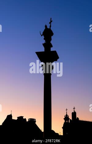 Stadt Warschau in Polen, Silhouette der Dämmerung mit König Sigismund III Vasa-Säule in der Altstadt Stockfoto