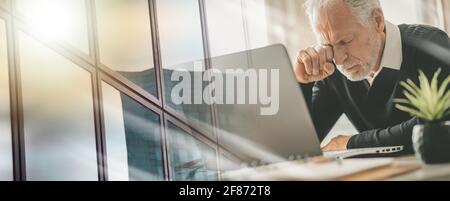 Müder Geschäftsmann, der sich die Augen reibt, sitzt im Büro; Mehrfachbelichtung Stockfoto