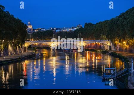 Ponte Umberto I Brücke über den Tiber bei Nacht in Stadt Rom in Italien Stockfoto