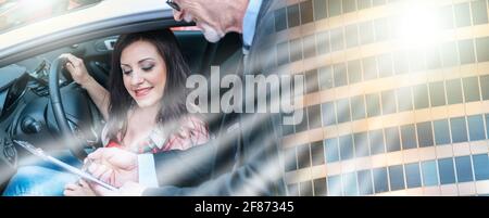 Autoverkäufer gibt Erklärungen auf Clipboard für hübsche junge Frau; Mehrfachbelichtung Stockfoto
